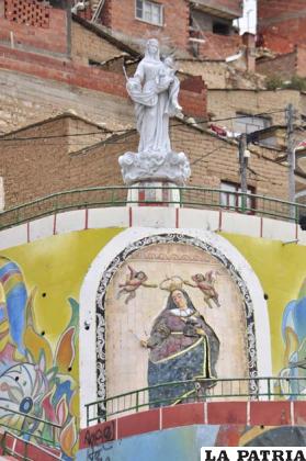 Monumento e imagen en alto relieve de la Virgen del Socavón