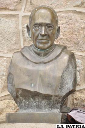 Busto que identifica al padre Fray Alfonso Massignani