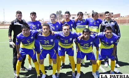 El plantel de jugadores del equipo de EM Huanuni