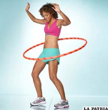 DIVERSIÓN PURA
Un ejercicio muy bueno y también agradable es el jugar con un hula hula. Los movimientos que debe realizar tu cuerpo para mantenerte en equilibrio te ayudarán a oxigenarte correctamente y mejorar tu postura.