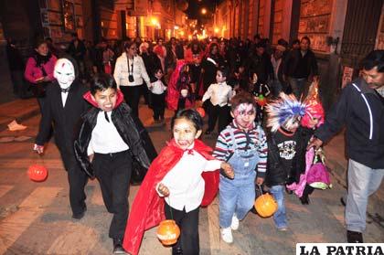 Cientos de niños orureños con sus disfraces en la “noche de brujas”