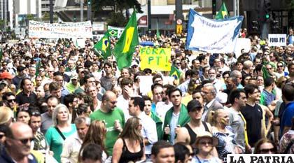 Miles de personas protestan contra la reelección de Dilma Rousseff