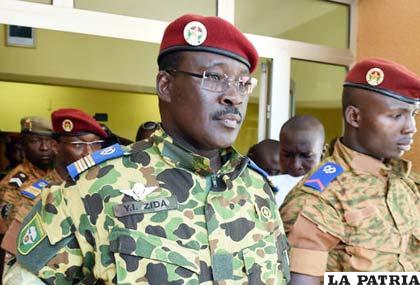 El teniente coronel Yacouba Isaac Zida liderará la transición política en Burkina Faso
