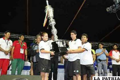 La representación de Cochabamba con el trofeo de campeón de los Juegos Estudiantiles Plurinacionales 