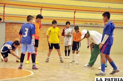 Durante el entrenamiento de la selección orureña, bajo el mando de Alberto Cáceres
