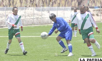 Una acción de juego del partido Ferroviario ante Litoral