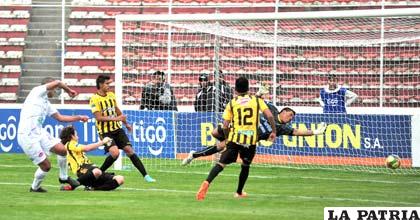 Pablo Vásquez anota el segundo tanto para Real Potosí