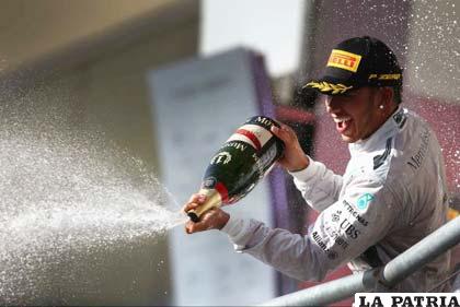 La alegría del inglés Lewis Hamilton