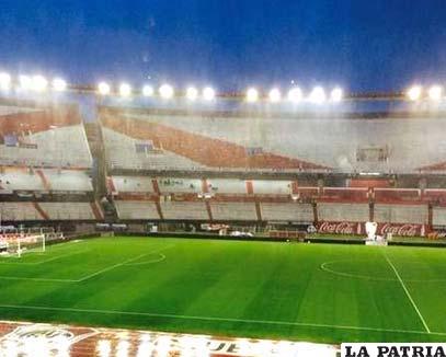 La lluvia fue persistente en el estadio Monumental de Núñez