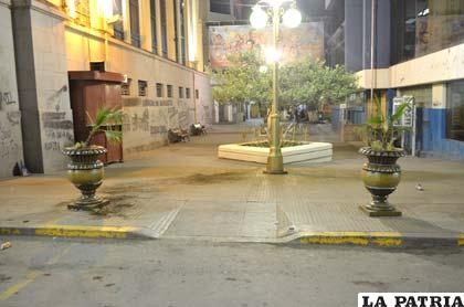 Macetas coloniales fueron colocadas en la calle Bolívar 