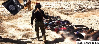 Imagen difundida por el EI de las supuestas ejecuciones de soldados iraquíes