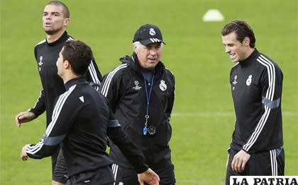 Bale y Ancelotti bromean durante el entrenamiento de este lunes en Valdebebas