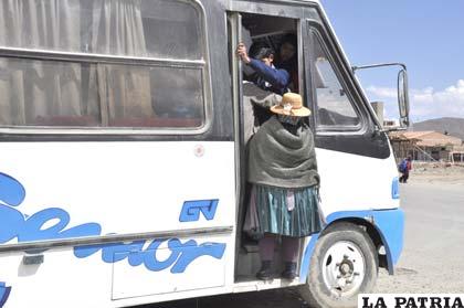 Vecinos de zonas periurbanas viajan hacinados por falta de transporte público