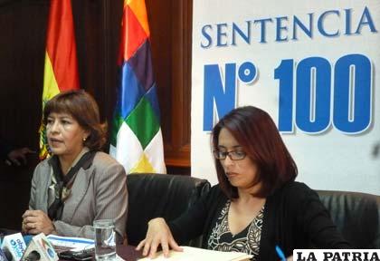 La ministra de Transparencia, Nardi Suxo, y la viceministra del área, Jessica Saravia