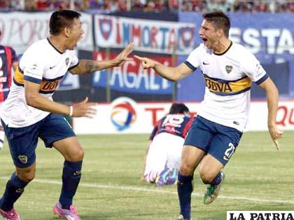 Celebran los jugadores de Boca por la goleada