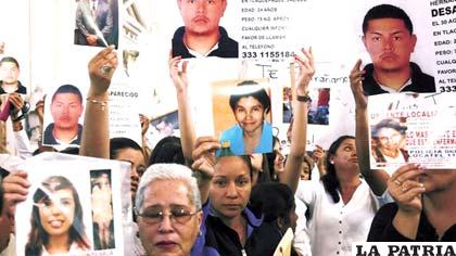 Familiares de los 43 estudiantes desaparecidos piden justicia