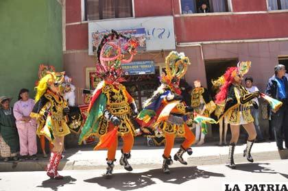 Algunos danzarines de la Diablada Auténtica de Oruro
