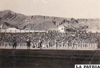 Los diablos de Oruro en la década del 40 del siglo XX en el estadio “Hernando Siles” en La Paz