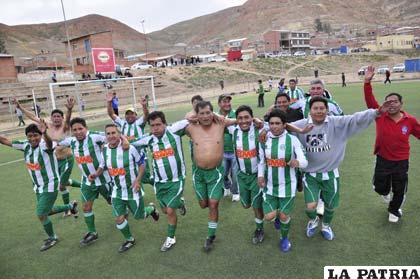 Vuelta olímpica de los jugadores de Deportivo Itos