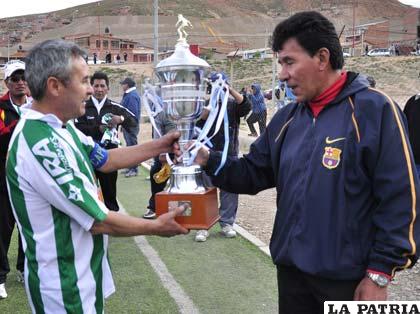 José Jiménez recibe el trofeo de campeón