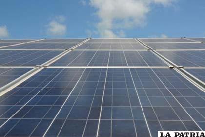 Paneles solares en el parque solar fotovoltaico
