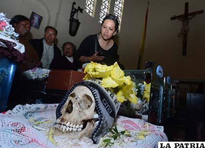 En el Cementerio General de La Paz la gente se concentró para  homenajear a las “Ñatitas” 