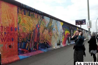 Mujeres contemplan el muro de Berlín 