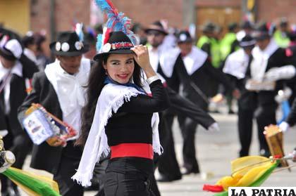 Simpáticas damitas también en la Morenada Zona Norte