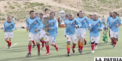 Vuelta olímpica de los jugadores de España FC