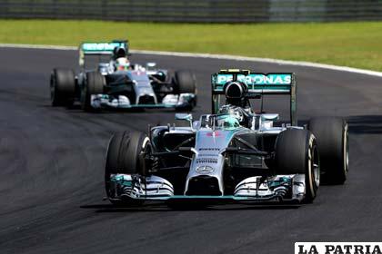 Nico Rosberg y Lewis Hamilton en la acción