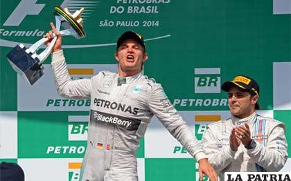 Nico Rosberg celebra el triunfo en Brasil