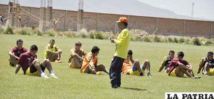 La charla técnica de Cárdenas a sus dirigidos antes del inicio del entrenamiento