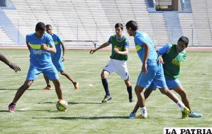 Los de la “U” de Pando, hicieron algo de fútbol ayer en el “Bermúdez” 