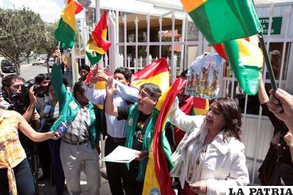 Protesta de folkloristas en la puerta de la representación de la Unesco en Bolivia