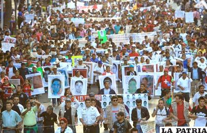 Miles de ciudadanos marchan con las fotografías de los 43 jóvenes de la Escuela Normal Rural de Ayotzinapa 