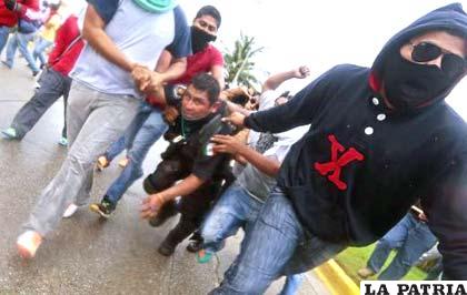 Manifestantes se enfrentan y atacan a policía