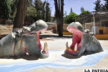 Cabezas de hipopótamo que surgen del cemento
