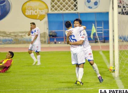 Juárez y Sossa celebran el segundo gol de San José