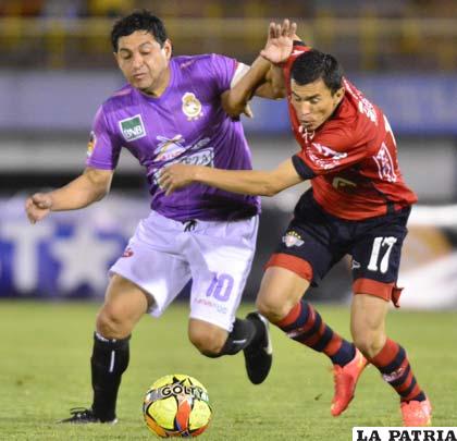 Darwin Peña y Carlos Zampiery en la disputa de la pelota