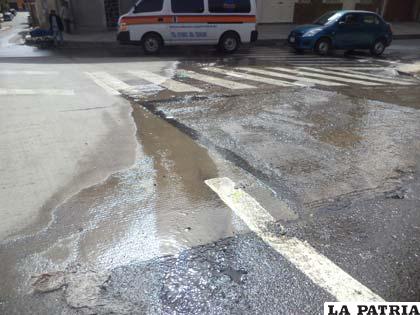 Filtración de agua de alcantarillado en la calle Tupiza y La Plata