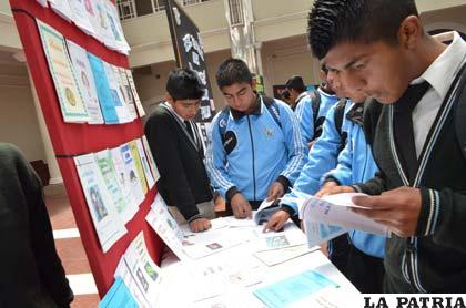 Estudiantes del “Bolívar” revisan sus textos
