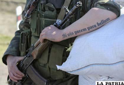 En el tatuaje de un soldado ucraniano se lee en latín, “Si quieres la paz, prepárate para la guerra”