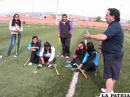 El hockey comienza a practicarse en Oruro