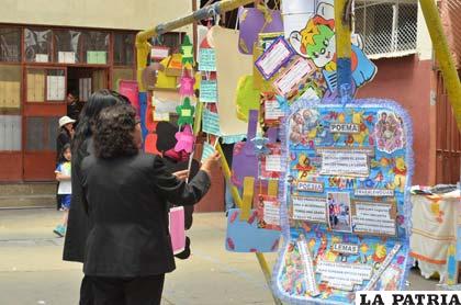 Profesoras observan los trabajos hechos por sus alumnos