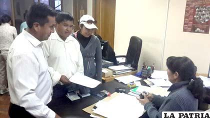 Fundadores de “Oruro Somos Todos” entregan sus documentos en el Tribunal Electoral