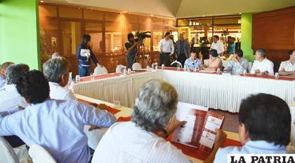 Reunión de empresarios vitivinícolas con representantes del Gobierno