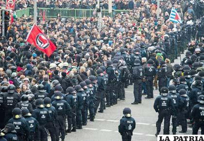 Altercados entre policías antidisturbios y grupos de extrema derecha