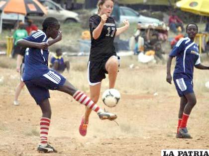 La Academia de Fútbol para Chicas de Kibera, educa desde 2002