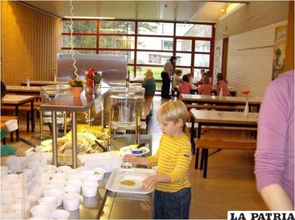 El gobierno dota a los estudiantes desde la comida hasta los materiales escolares