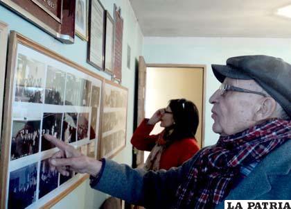 El periodista orureño visita una exposición de arte